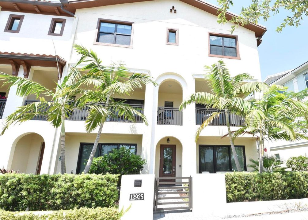 Под контрактом: $5,300 (3 спален, 3 ванн, 2252 Квадратных фут)