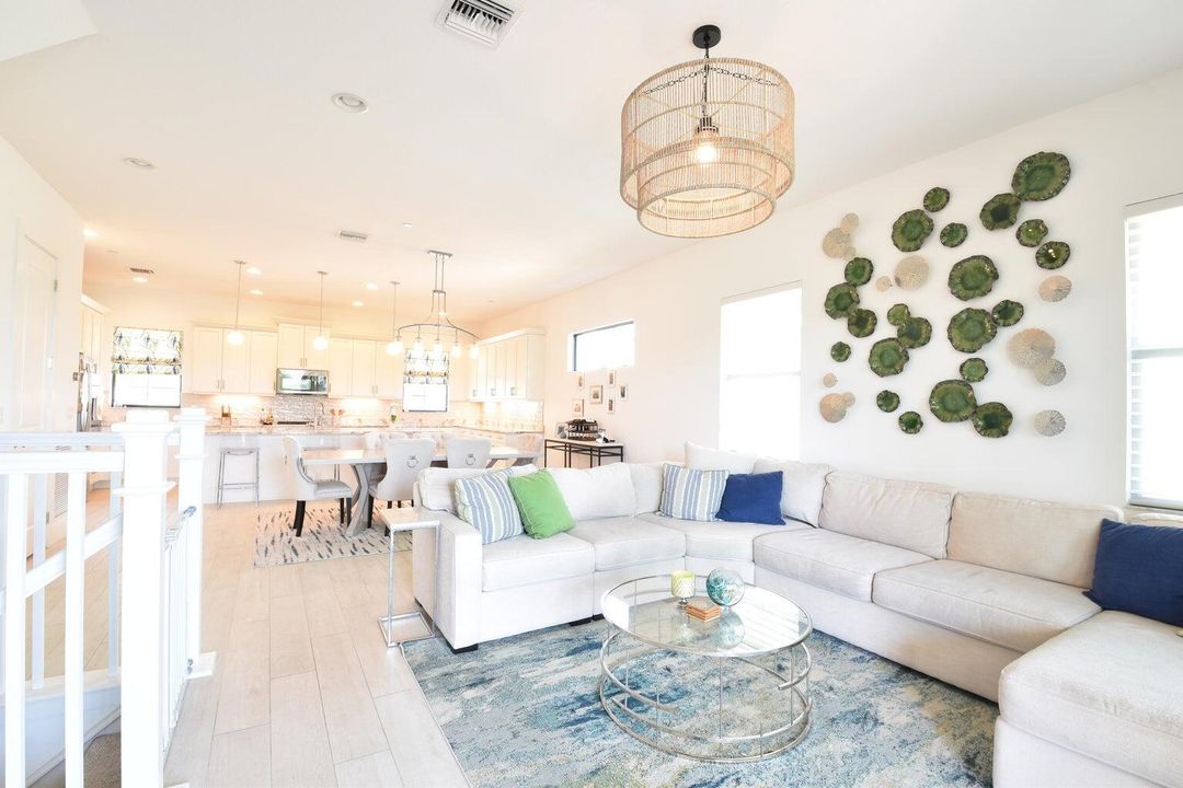 Под контрактом: $5,300 (3 спален, 3 ванн, 2252 Квадратных фут)