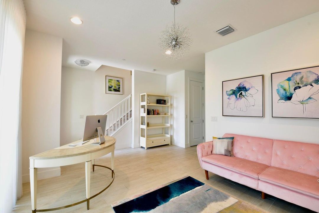 Под контрактом: $5,300 (3 спален, 3 ванн, 2252 Квадратных фут)