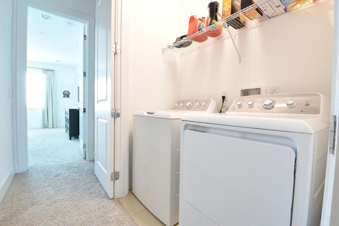 Под контрактом: $5,300 (3 спален, 3 ванн, 2252 Квадратных фут)