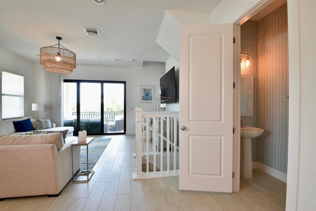 Под контрактом: $5,300 (3 спален, 3 ванн, 2252 Квадратных фут)