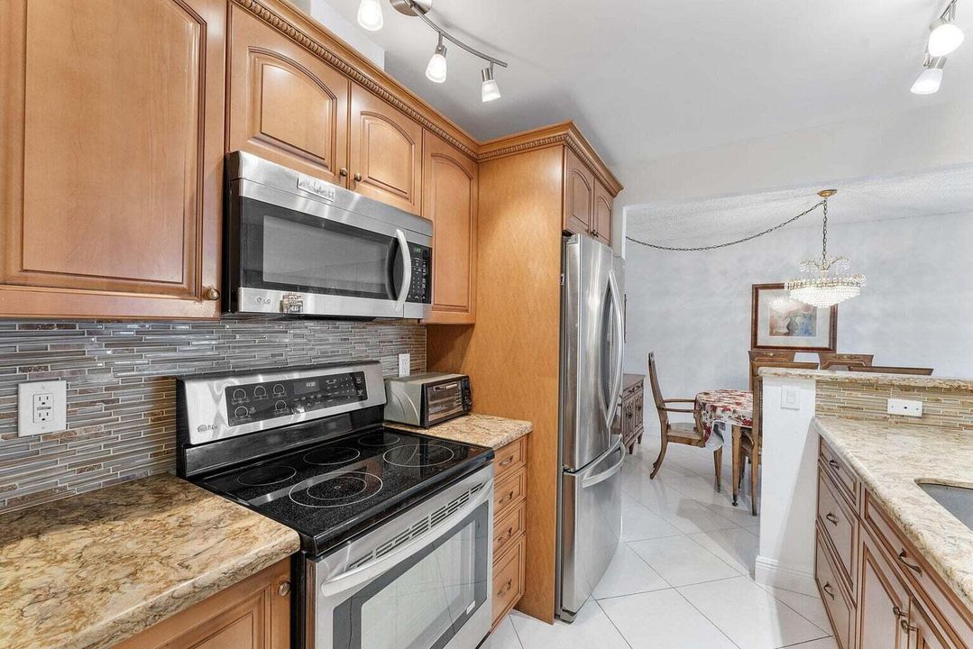 На продажу: $314,500 (2 спален, 2 ванн, 947 Квадратных фут)