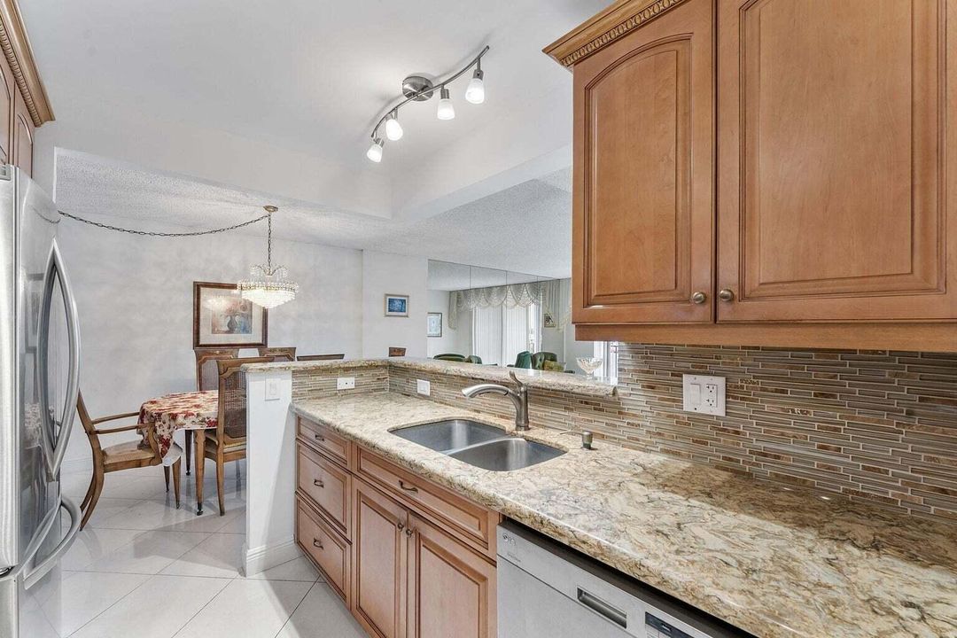 На продажу: $314,500 (2 спален, 2 ванн, 947 Квадратных фут)