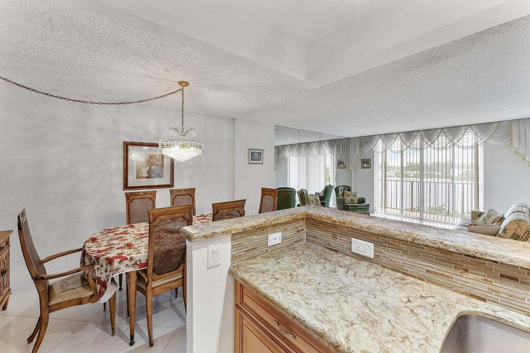 На продажу: $314,500 (2 спален, 2 ванн, 947 Квадратных фут)