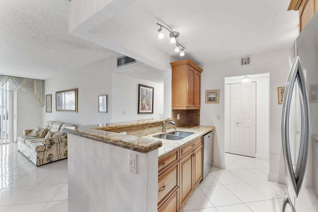 На продажу: $314,500 (2 спален, 2 ванн, 947 Квадратных фут)