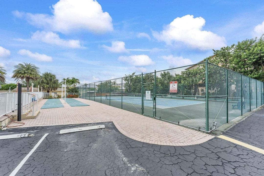 На продажу: $314,500 (2 спален, 2 ванн, 947 Квадратных фут)