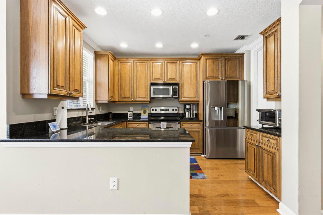 Activo con contrato: $625,000 (3 camas, 3 baños, 2383 Pies cuadrados)