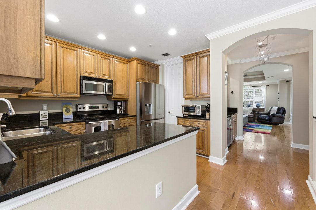 Activo con contrato: $625,000 (3 camas, 3 baños, 2383 Pies cuadrados)