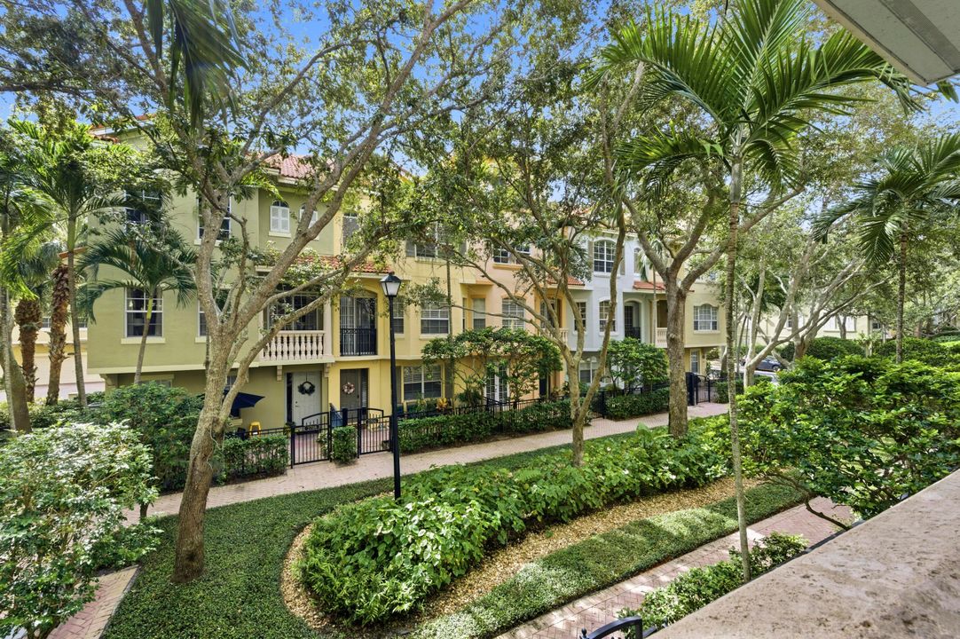 Activo con contrato: $625,000 (3 camas, 3 baños, 2383 Pies cuadrados)