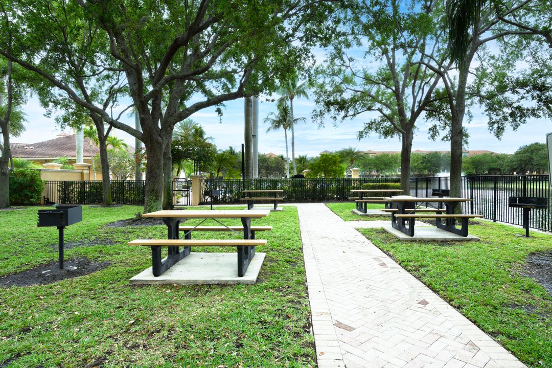 Activo con contrato: $625,000 (3 camas, 3 baños, 2383 Pies cuadrados)