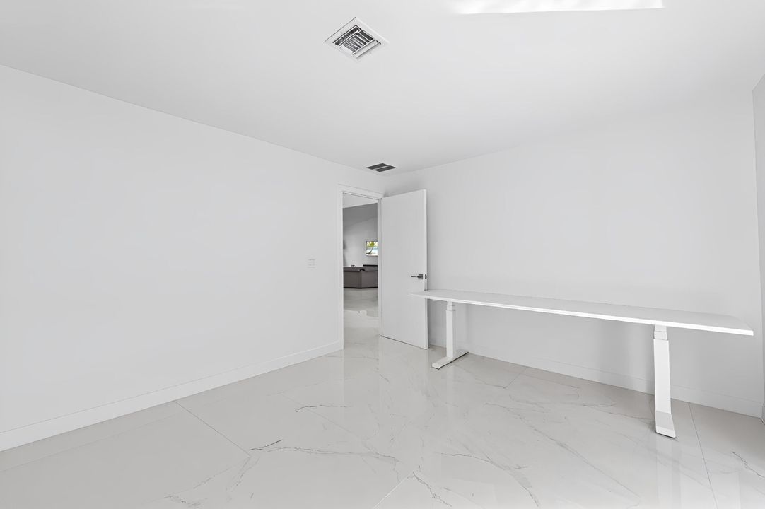 合同活跃: $798,000 (4 贝兹, 2 浴室, 2038 平方英尺)