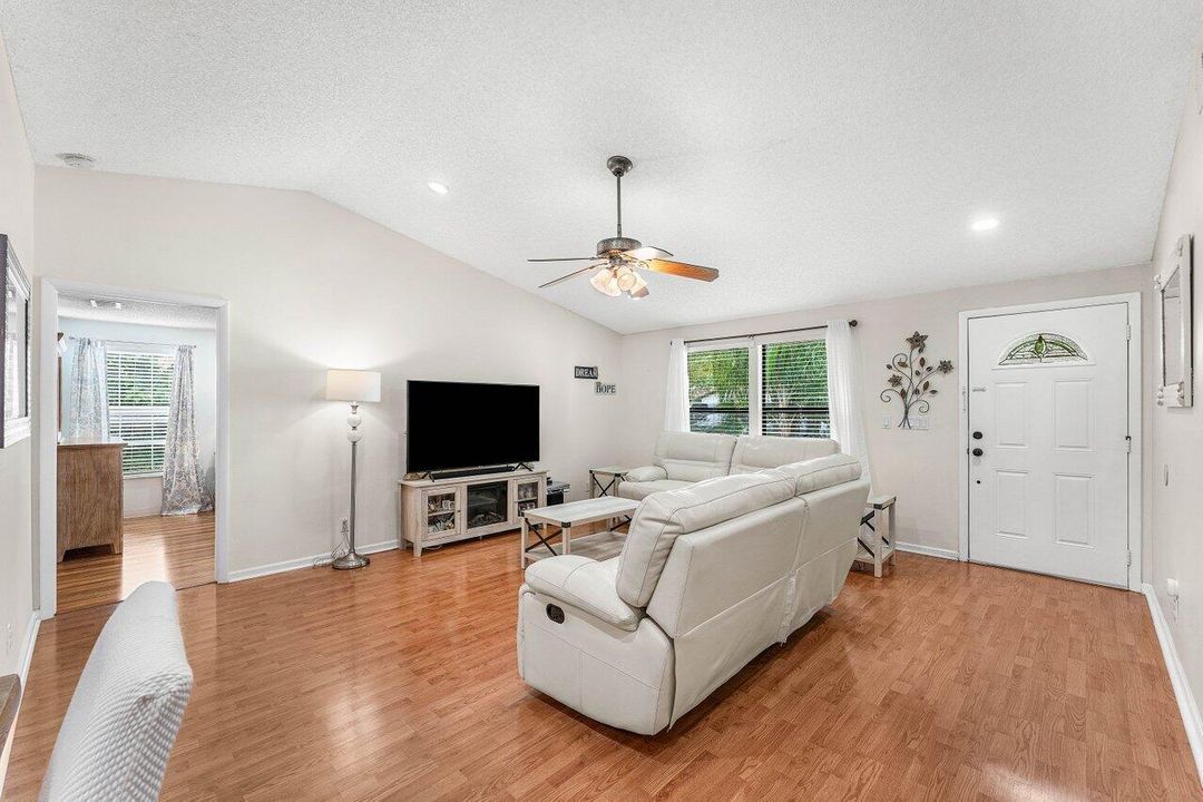 合同活跃: $485,000 (3 贝兹, 2 浴室, 1328 平方英尺)