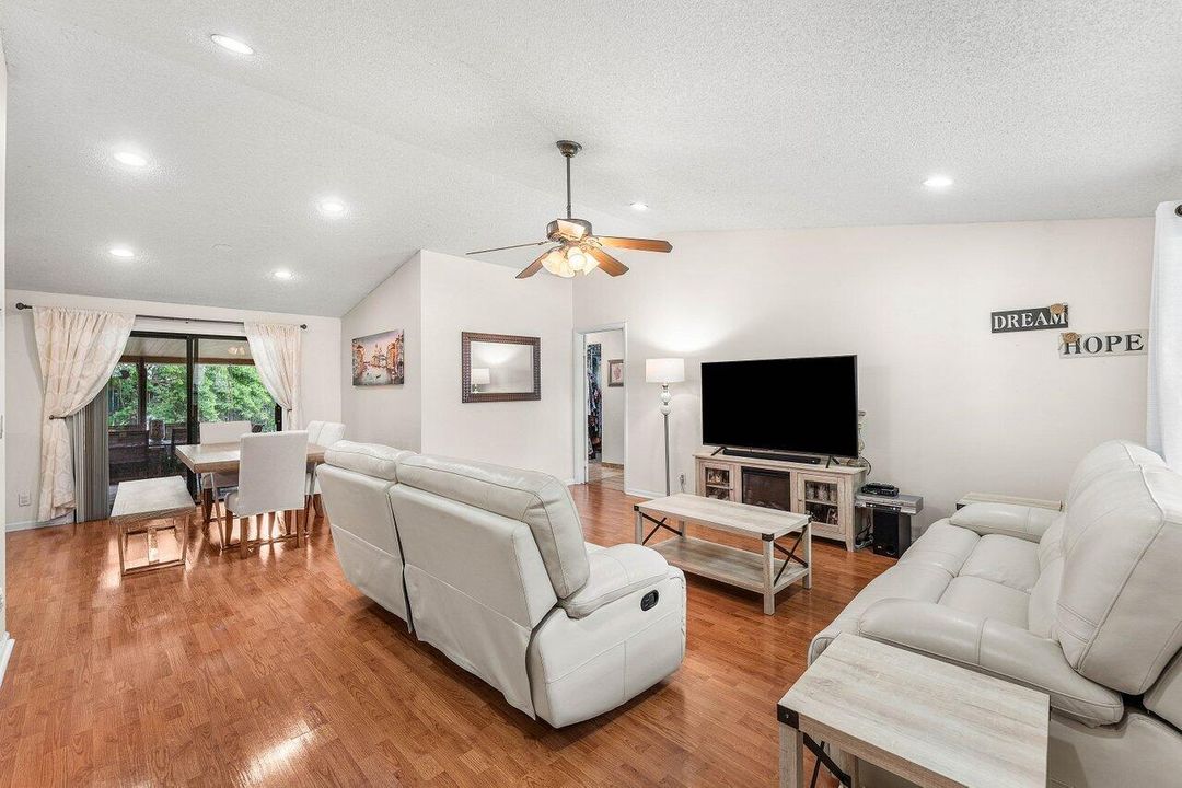 合同活跃: $485,000 (3 贝兹, 2 浴室, 1328 平方英尺)