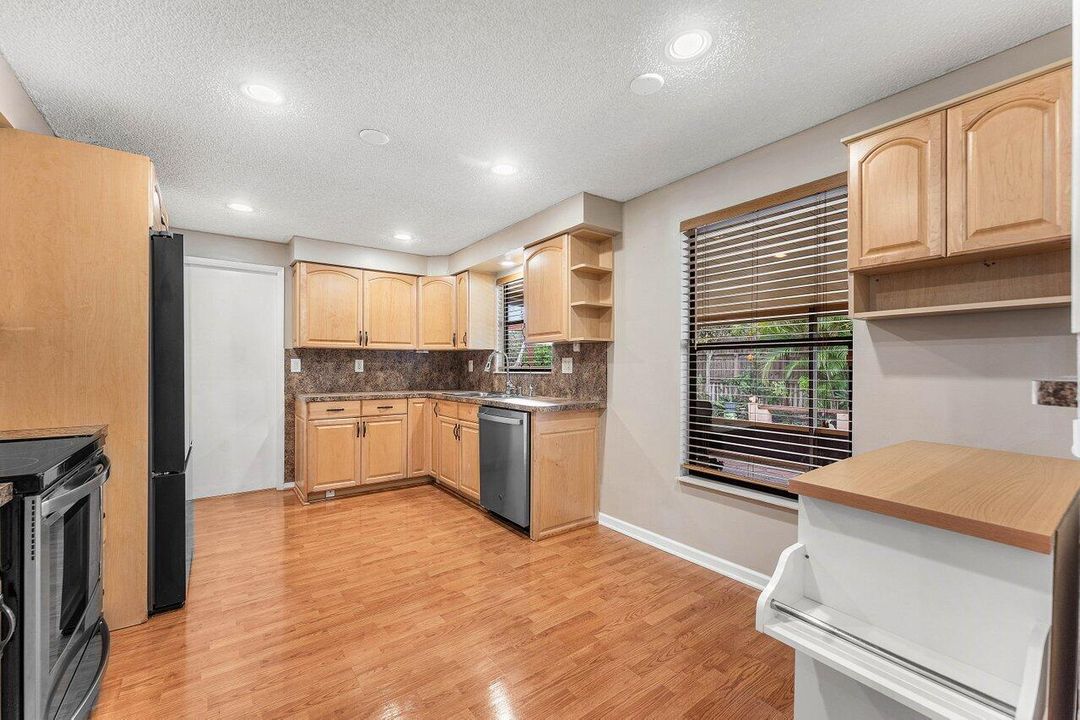 合同活跃: $485,000 (3 贝兹, 2 浴室, 1328 平方英尺)