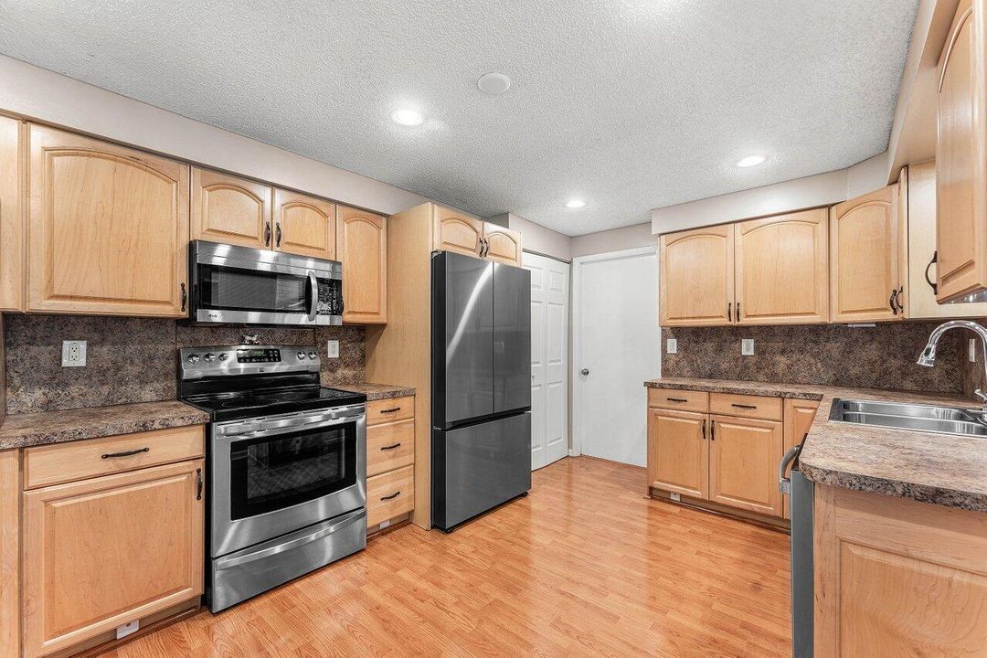 合同活跃: $485,000 (3 贝兹, 2 浴室, 1328 平方英尺)