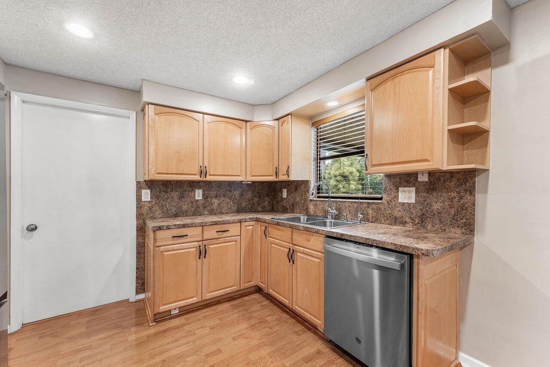 合同活跃: $485,000 (3 贝兹, 2 浴室, 1328 平方英尺)