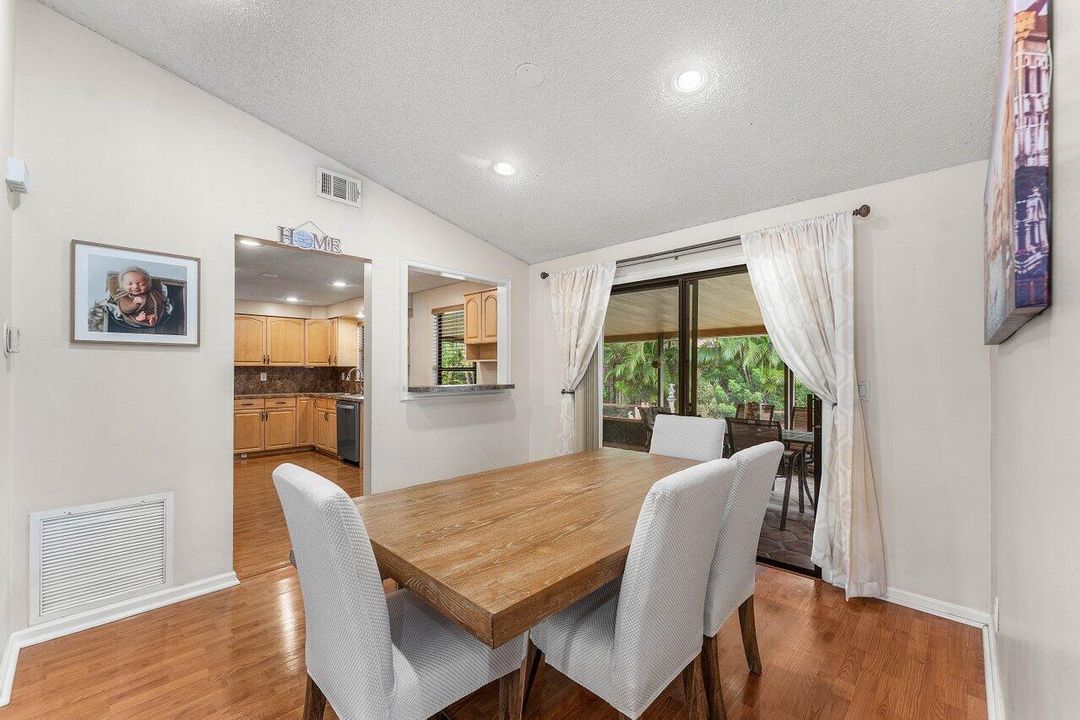 合同活跃: $485,000 (3 贝兹, 2 浴室, 1328 平方英尺)