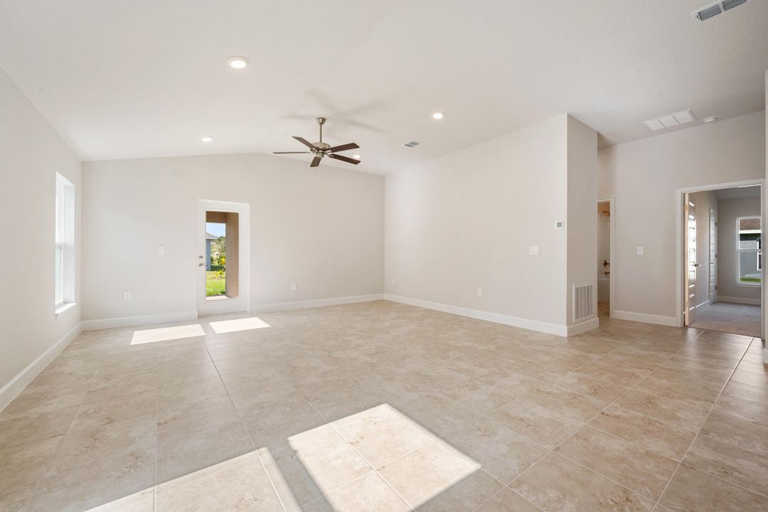 合同活跃: $374,612 (3 贝兹, 2 浴室, 1780 平方英尺)