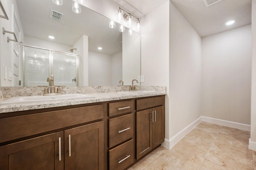 合同活跃: $374,612 (3 贝兹, 2 浴室, 1780 平方英尺)