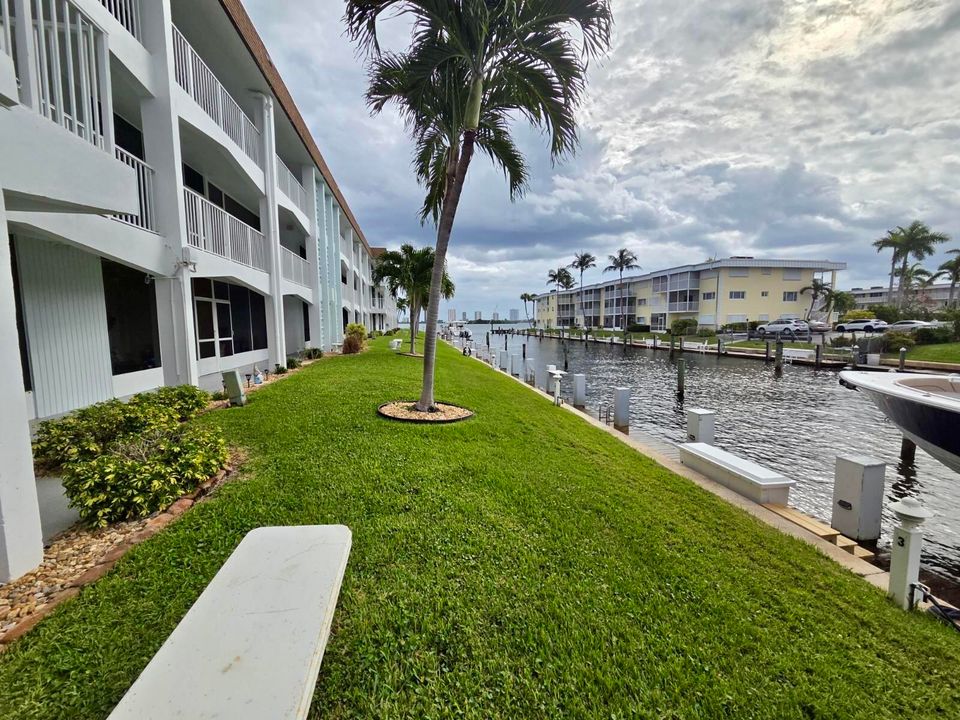 Active With Contract: $2,700 (2 beds, 2 baths, 944 Square Feet)
