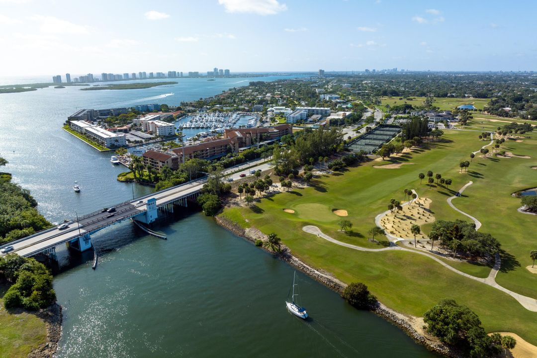 Active With Contract: $2,700 (2 beds, 2 baths, 944 Square Feet)