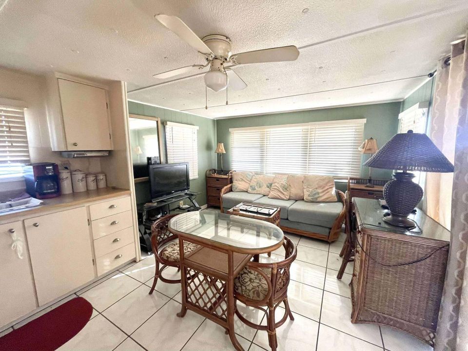 На продажу: $79,800 (1 спален, 1 ванн, 384 Квадратных фут)