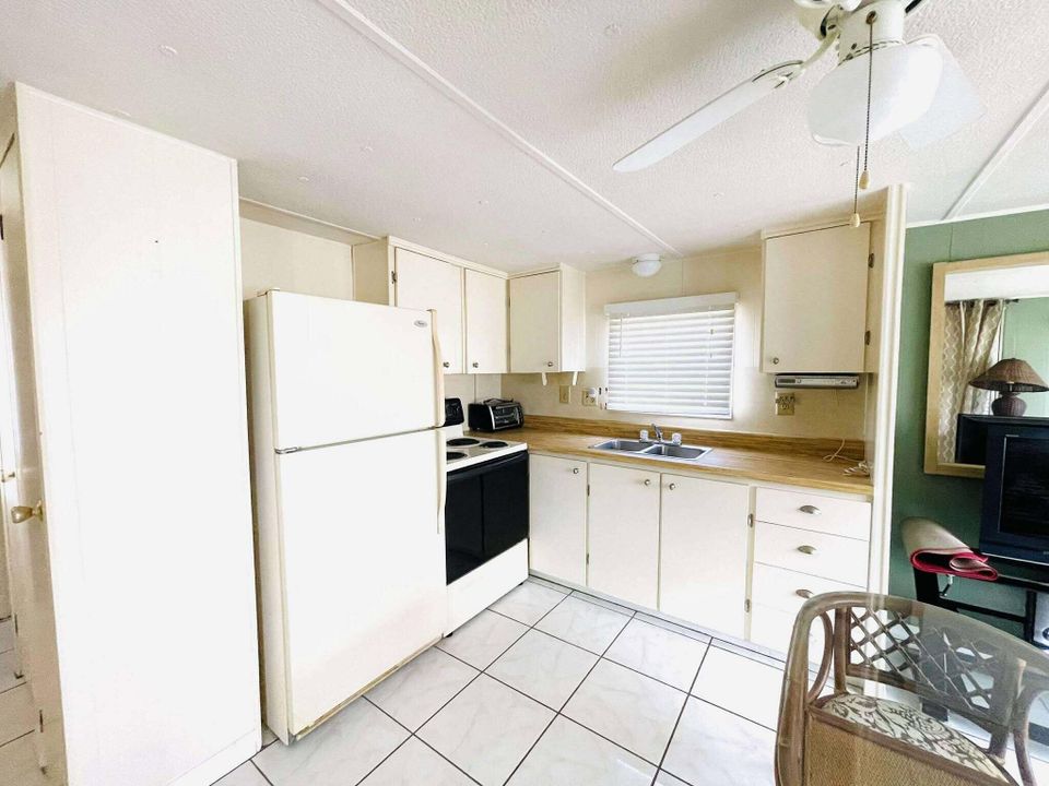 На продажу: $79,800 (1 спален, 1 ванн, 384 Квадратных фут)