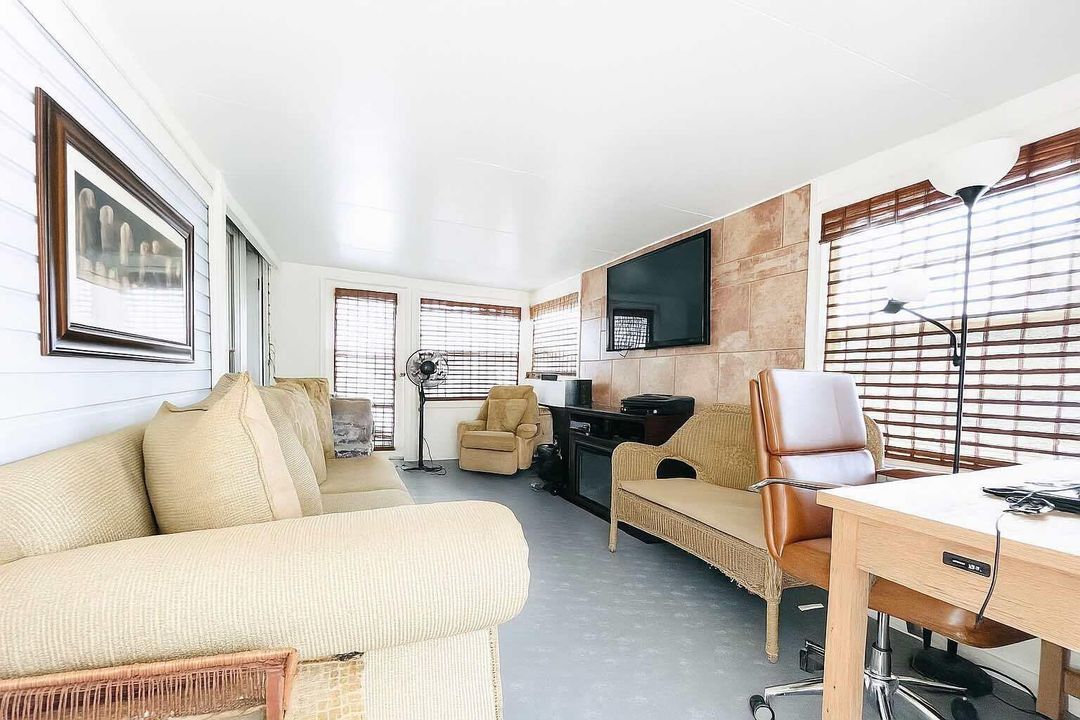 На продажу: $79,800 (1 спален, 1 ванн, 384 Квадратных фут)