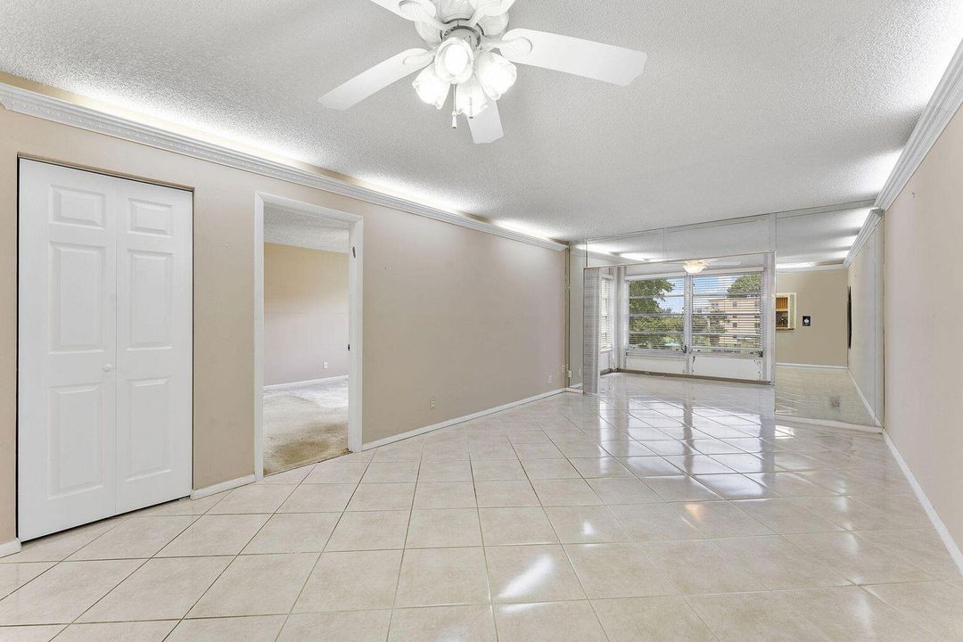 待售: $159,000 (1 贝兹, 1 浴室, 741 平方英尺)