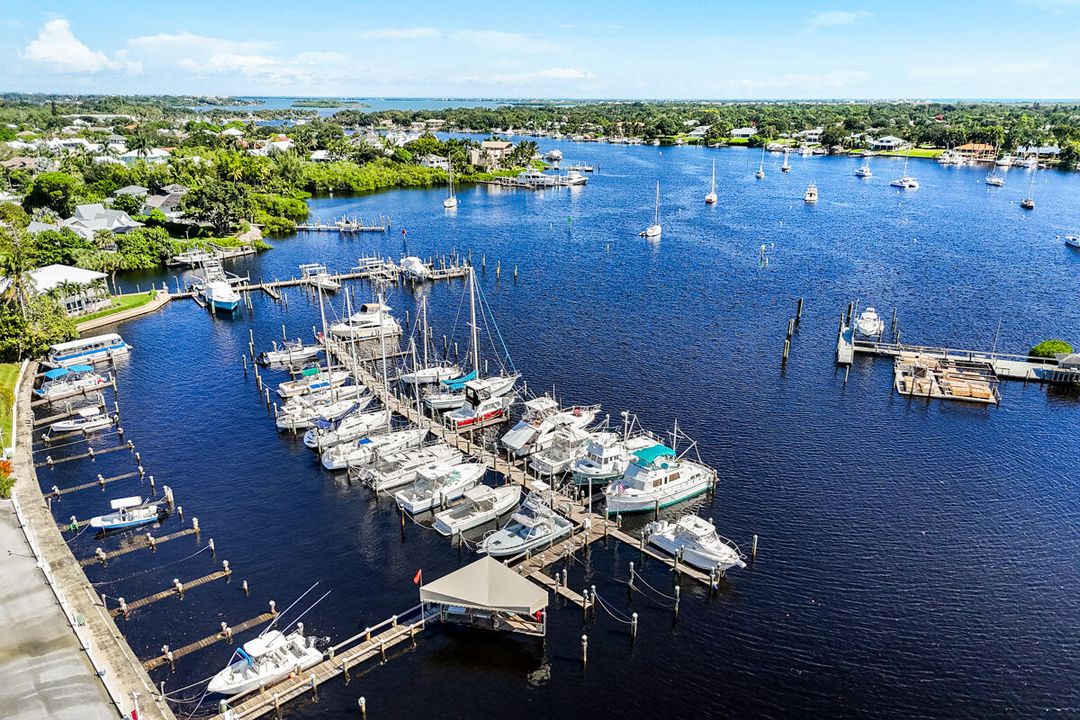 For Sale: $169,000 (2 beds, 1 baths, 862 Square Feet)