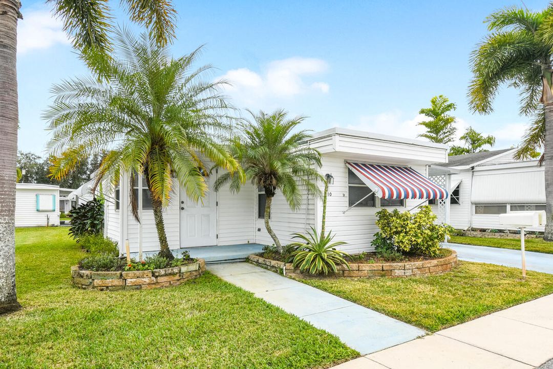 For Sale: $169,000 (2 beds, 1 baths, 862 Square Feet)