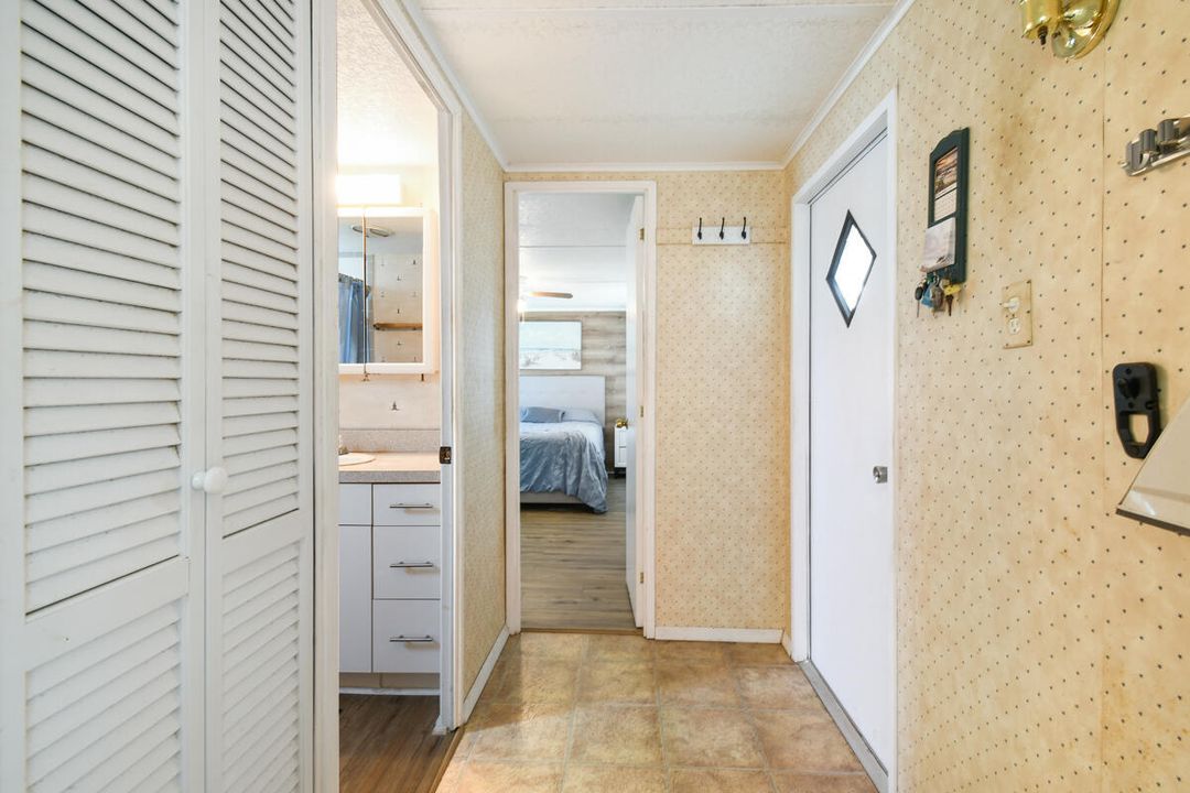 For Sale: $169,000 (2 beds, 1 baths, 862 Square Feet)