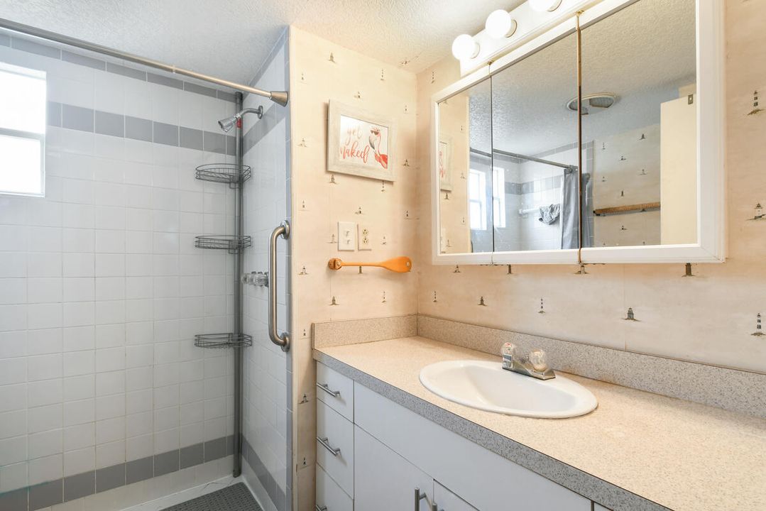 For Sale: $169,000 (2 beds, 1 baths, 862 Square Feet)