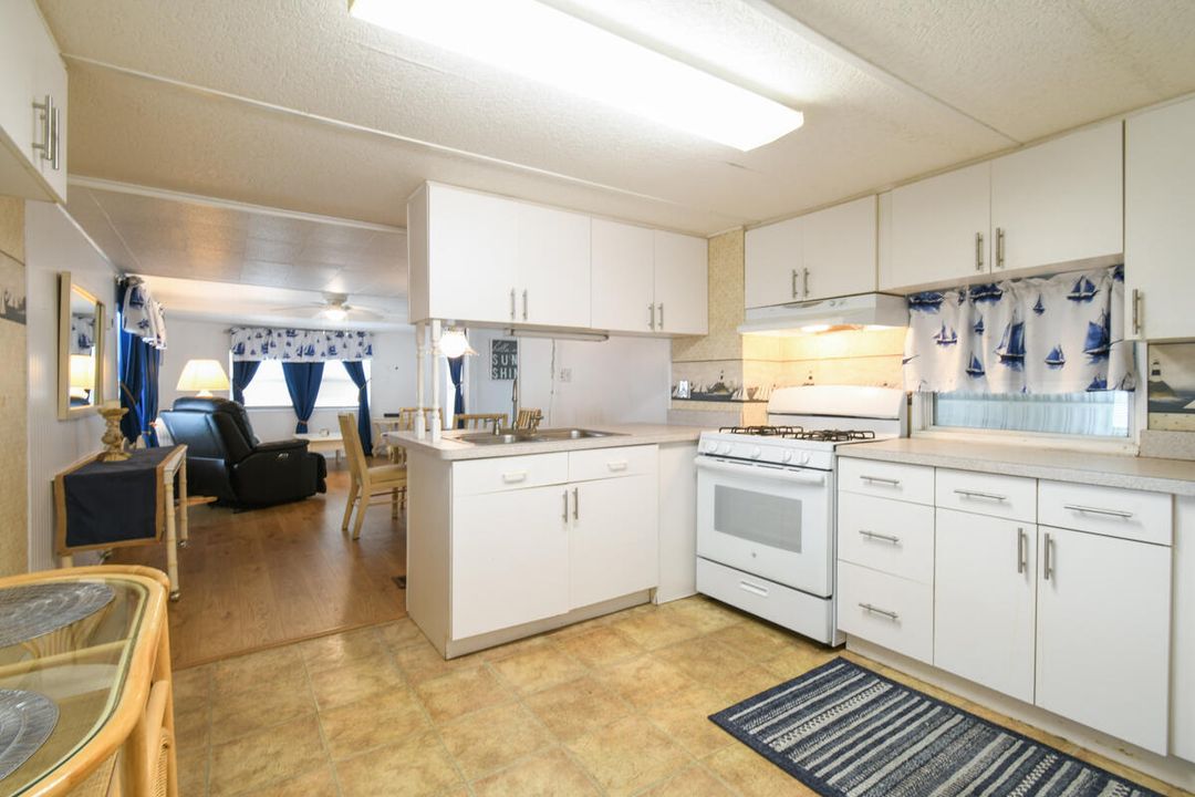 For Sale: $169,000 (2 beds, 1 baths, 862 Square Feet)