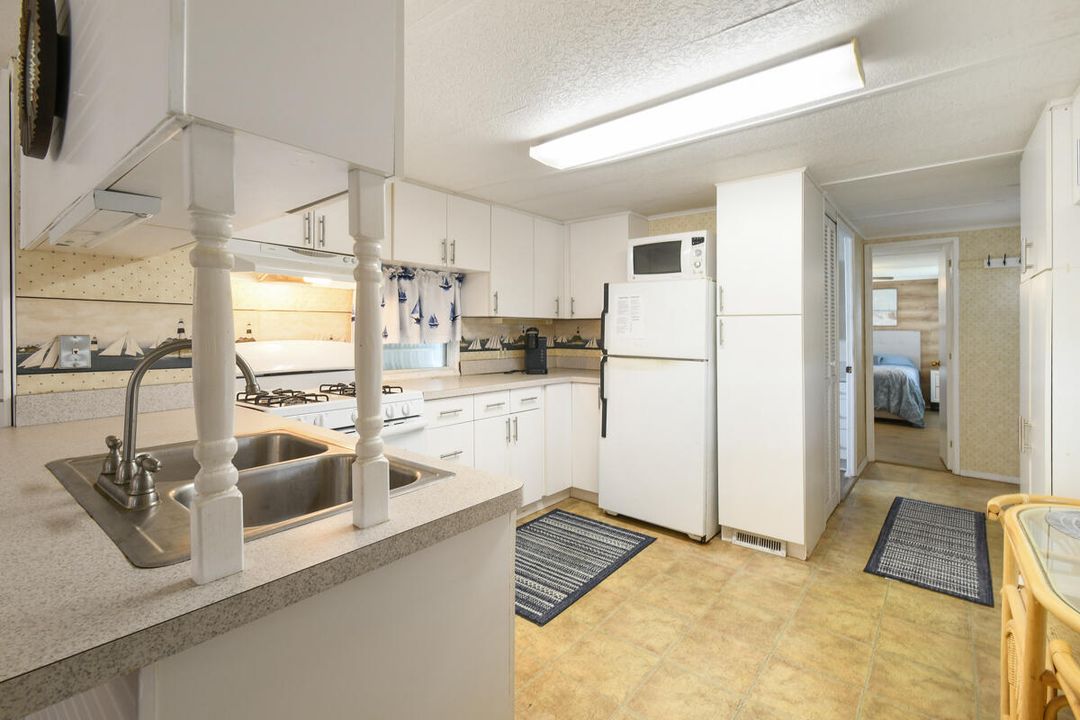 For Sale: $169,000 (2 beds, 1 baths, 862 Square Feet)
