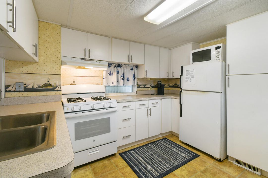 For Sale: $169,000 (2 beds, 1 baths, 862 Square Feet)