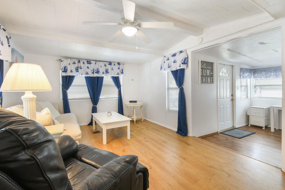 For Sale: $169,000 (2 beds, 1 baths, 862 Square Feet)