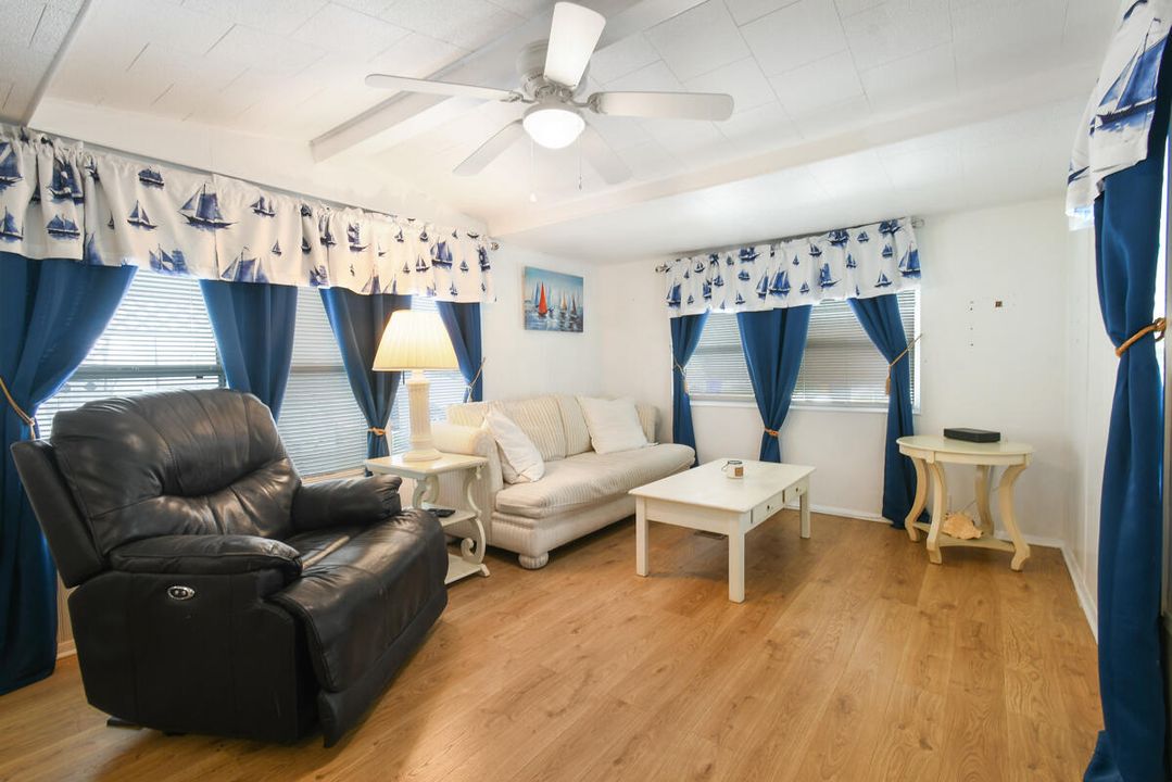 For Sale: $169,000 (2 beds, 1 baths, 862 Square Feet)