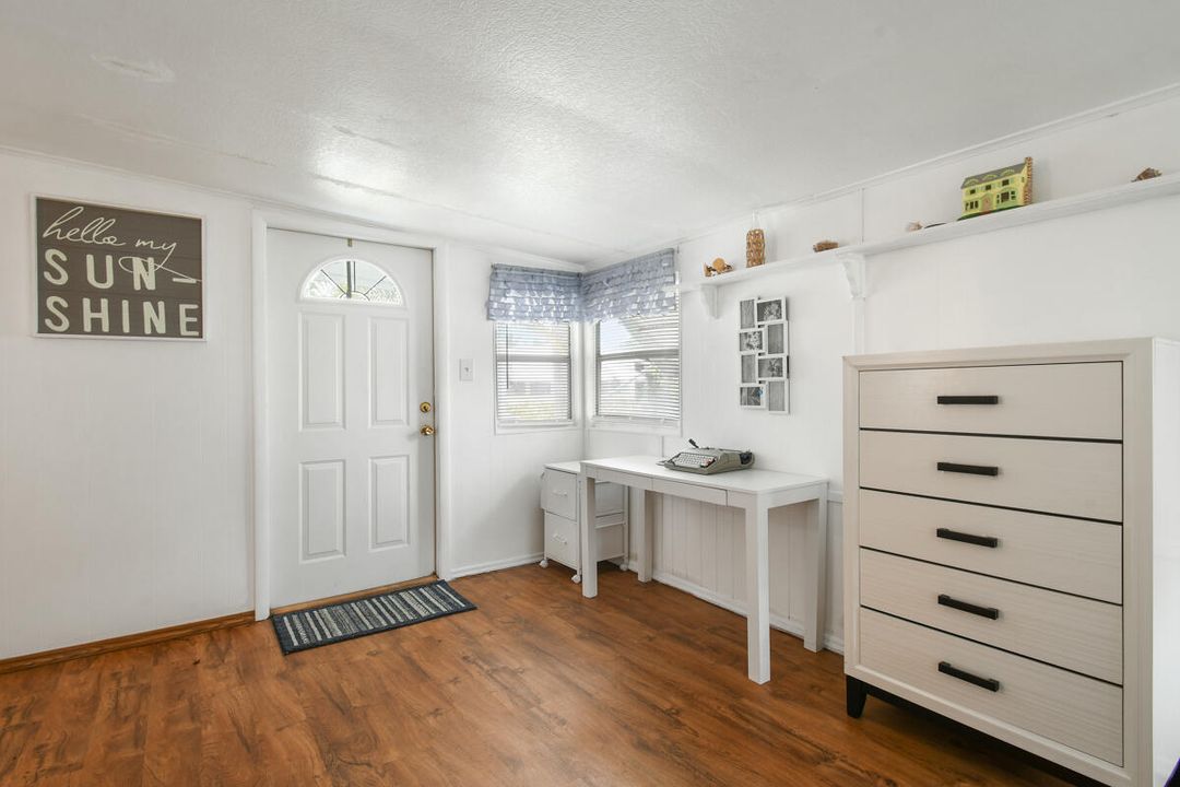 For Sale: $169,000 (2 beds, 1 baths, 862 Square Feet)