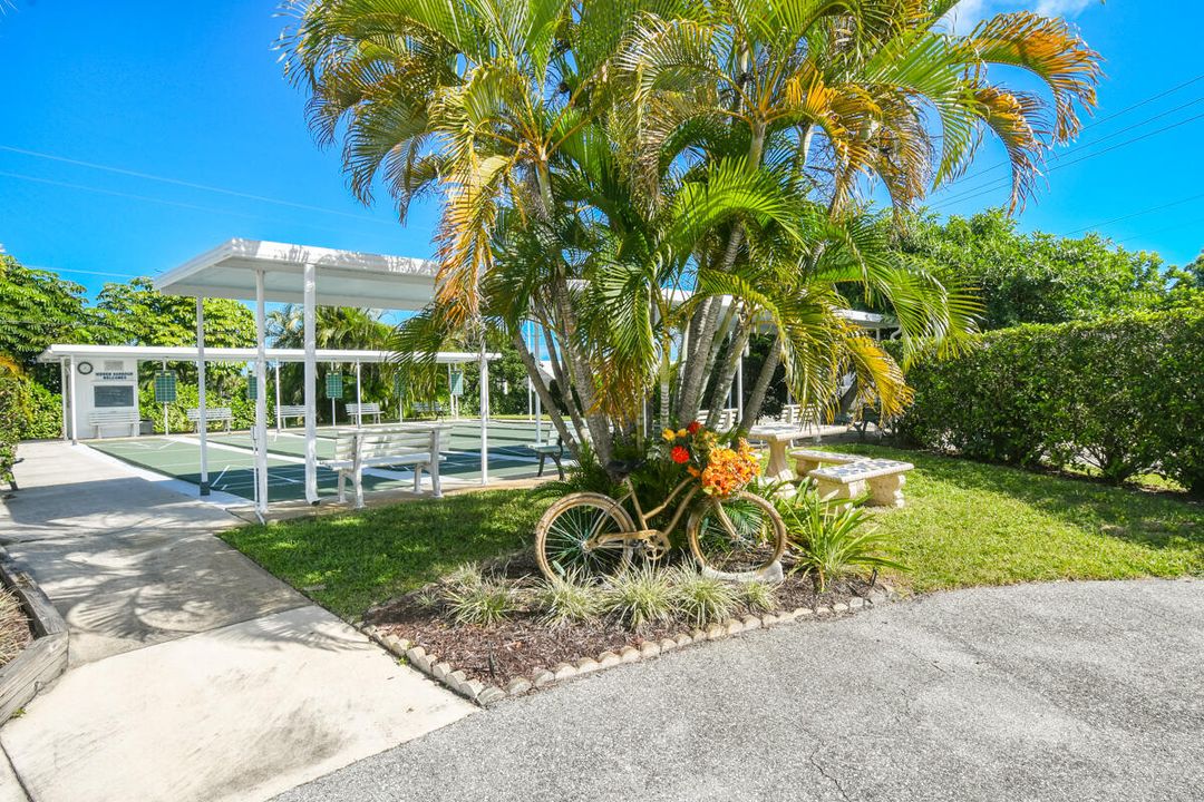 For Sale: $169,000 (2 beds, 1 baths, 862 Square Feet)