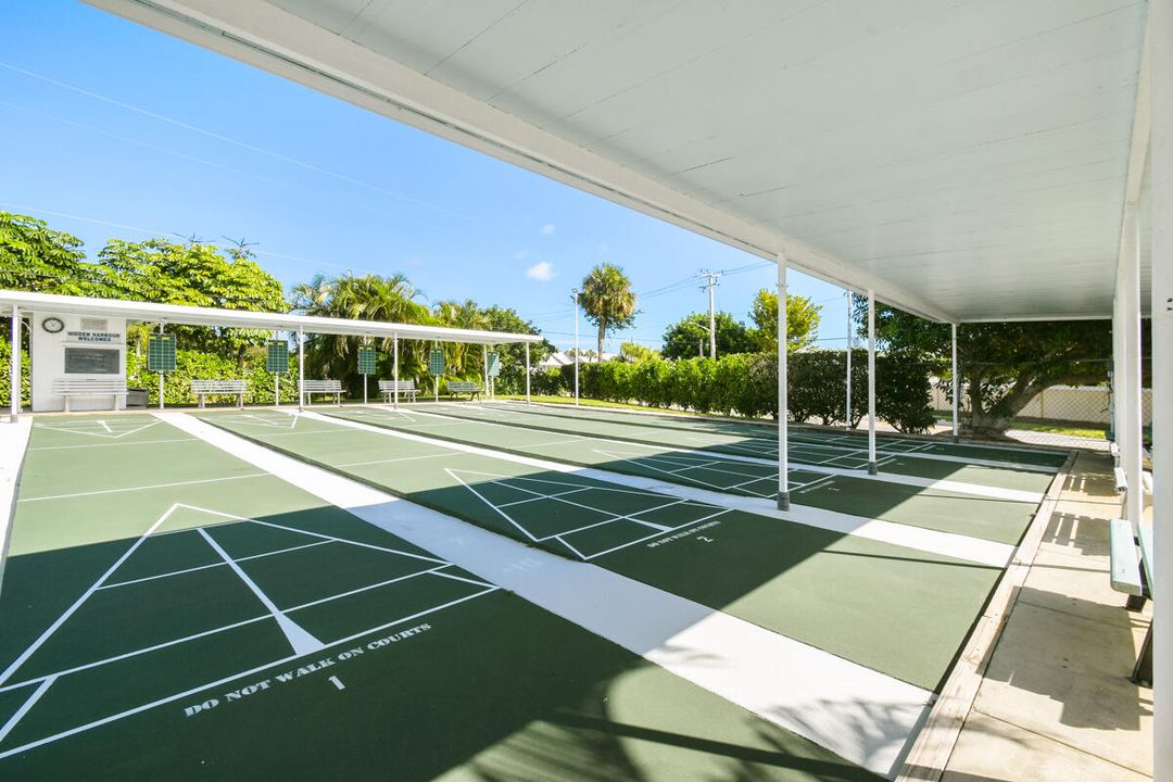 For Sale: $169,000 (2 beds, 1 baths, 862 Square Feet)