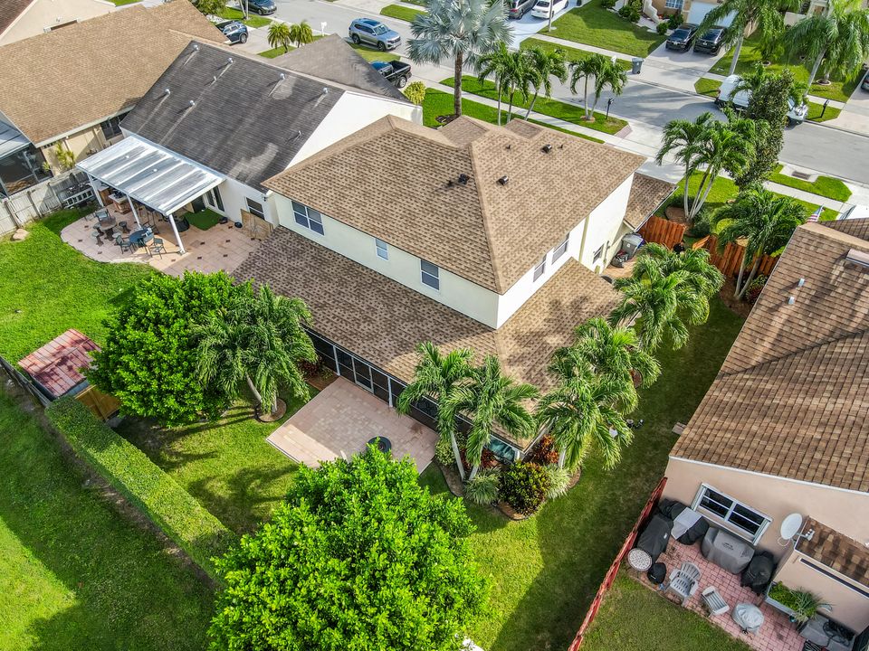 Под контрактом: $735,000 (4 спален, 2 ванн, 2264 Квадратных фут)