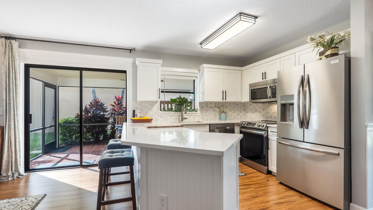 Под контрактом: $735,000 (4 спален, 2 ванн, 2264 Квадратных фут)