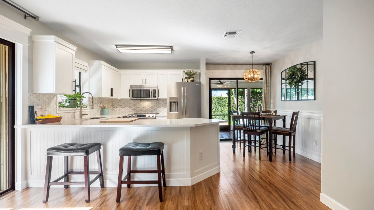 Под контрактом: $735,000 (4 спален, 2 ванн, 2264 Квадратных фут)