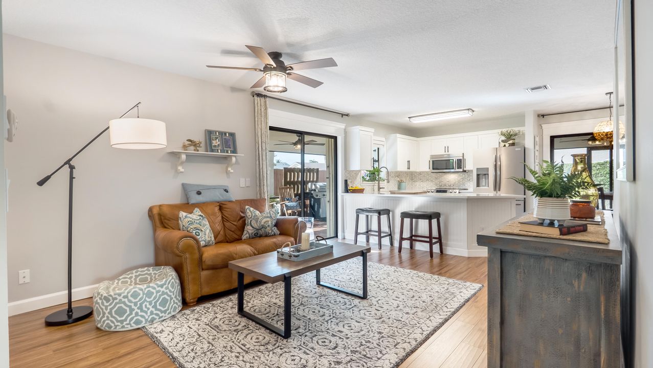 Под контрактом: $735,000 (4 спален, 2 ванн, 2264 Квадратных фут)