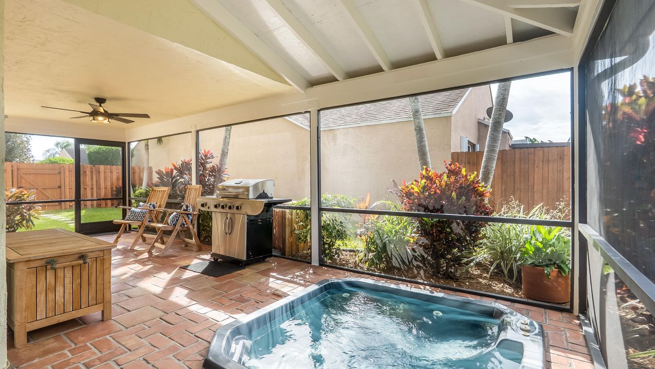 Под контрактом: $735,000 (4 спален, 2 ванн, 2264 Квадратных фут)