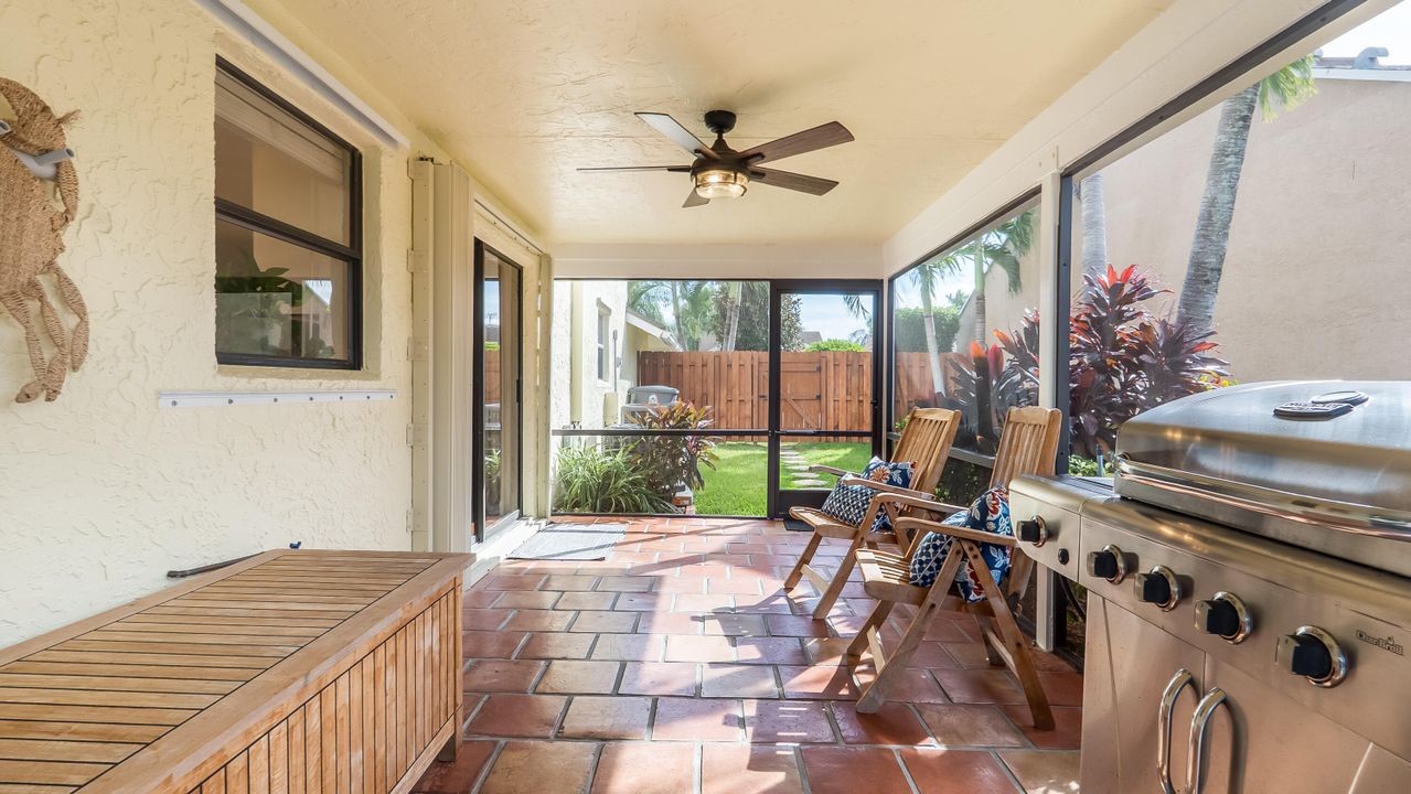 Под контрактом: $735,000 (4 спален, 2 ванн, 2264 Квадратных фут)