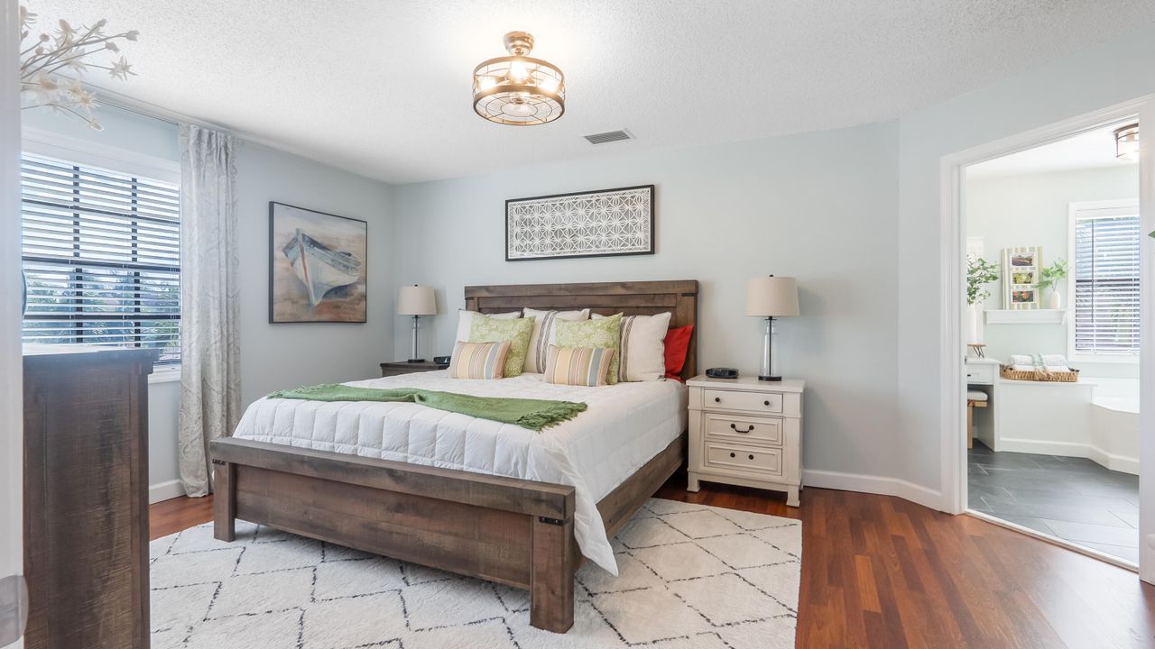 Под контрактом: $735,000 (4 спален, 2 ванн, 2264 Квадратных фут)