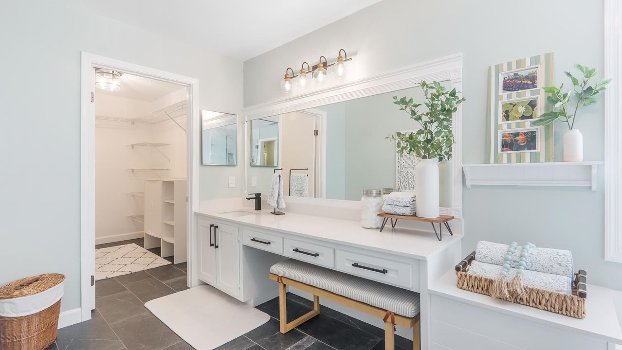 Под контрактом: $735,000 (4 спален, 2 ванн, 2264 Квадратных фут)