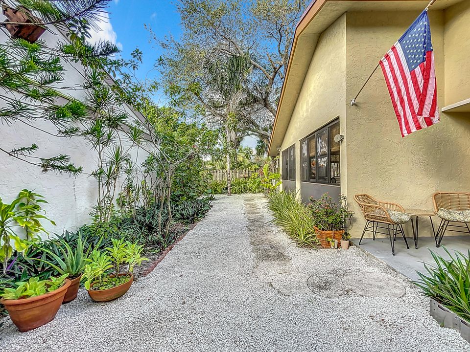 For Sale: $453,900 (2 beds, 2 baths, 1404 Square Feet)